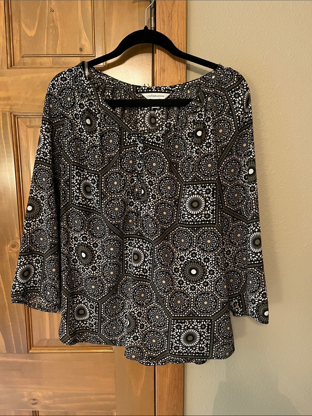 Croft and Barrow Black and White Medallion Long Sleeve Top